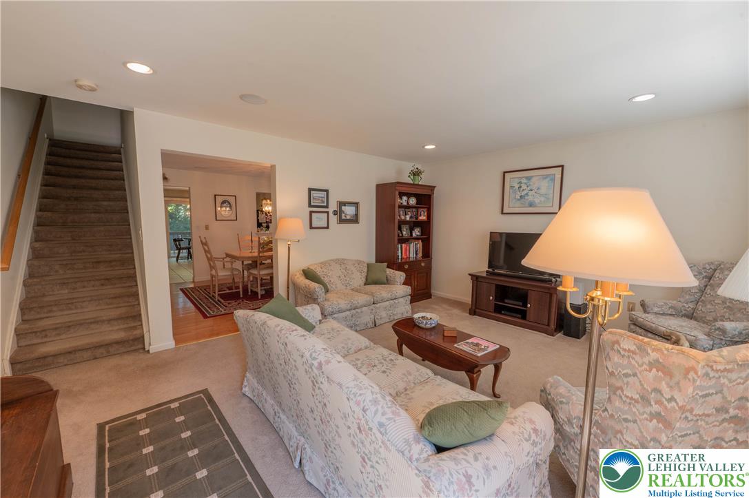 2117 West Walnut Street Property Photo 2