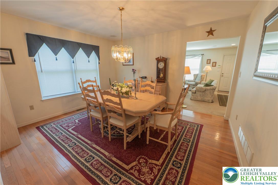 2117 West Walnut Street Property Photo 3