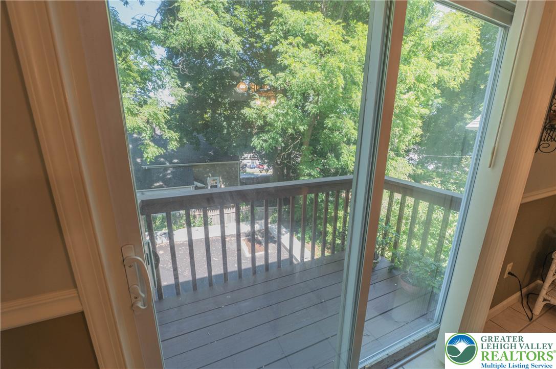 2117 West Walnut Street Property Photo 6
