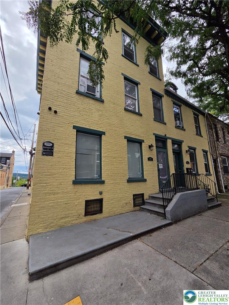 926 West Walnut Street 8 Property Photo 1