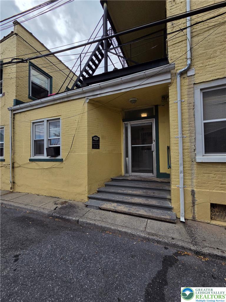 926 West Walnut Street 8 Property Photo 2
