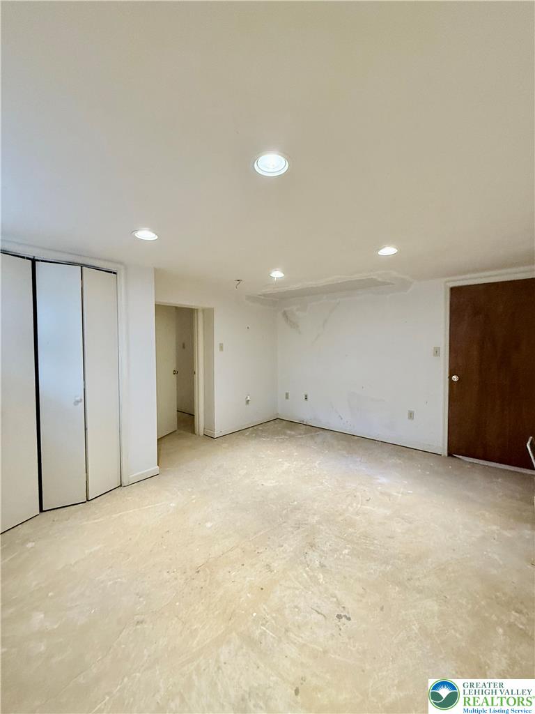 13 Pershing Boulevard Property Photo 39