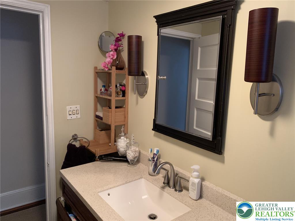 324 East Laurel Street Property Photo 18