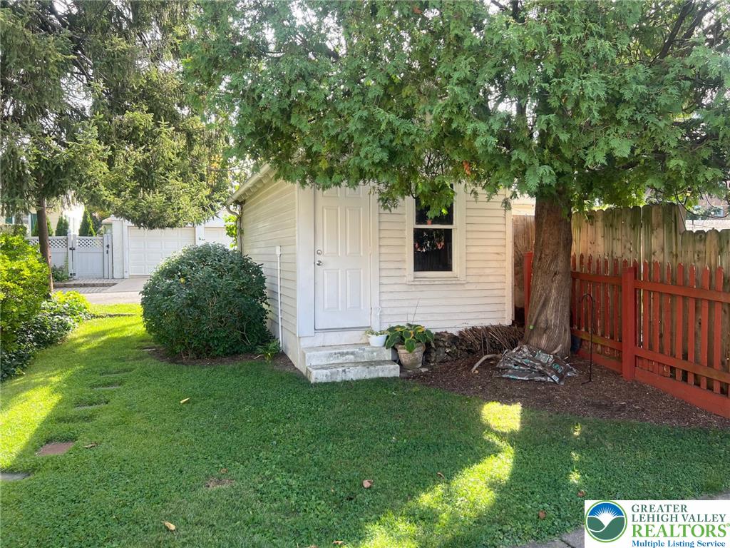 324 East Laurel Street Property Photo 29
