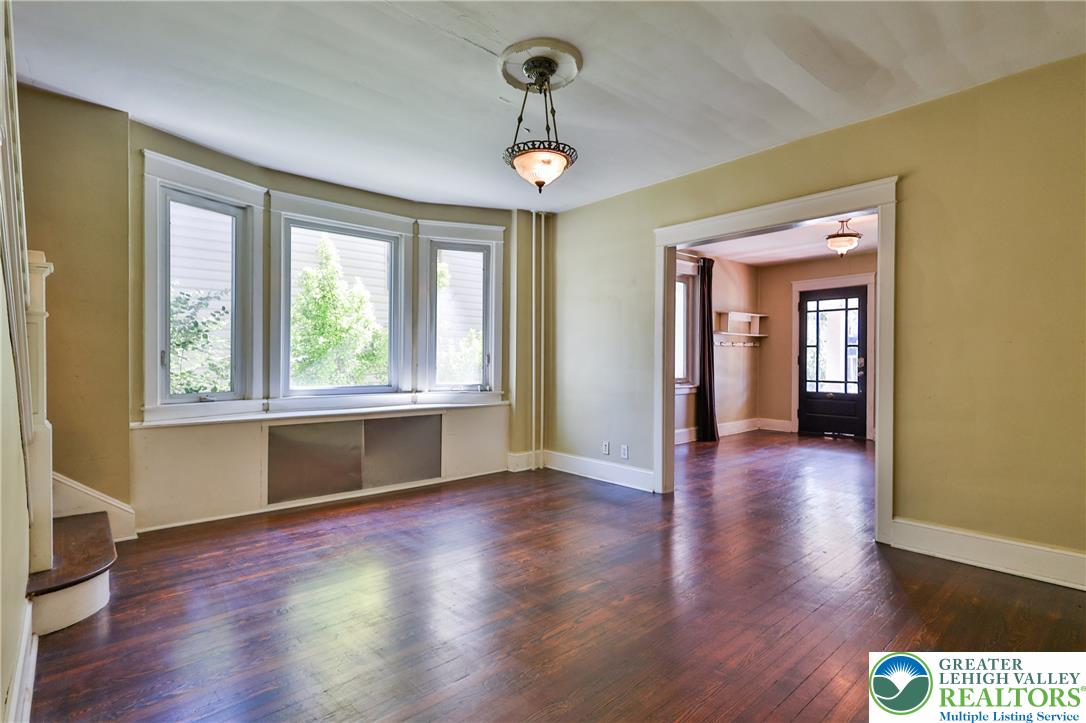 54 West Goepp Street Property Photo 10