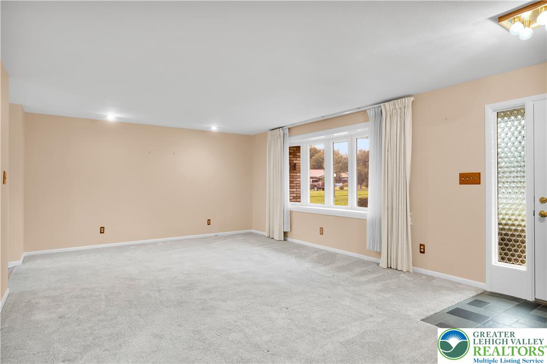 4245 Windsor Place Property Photo 7