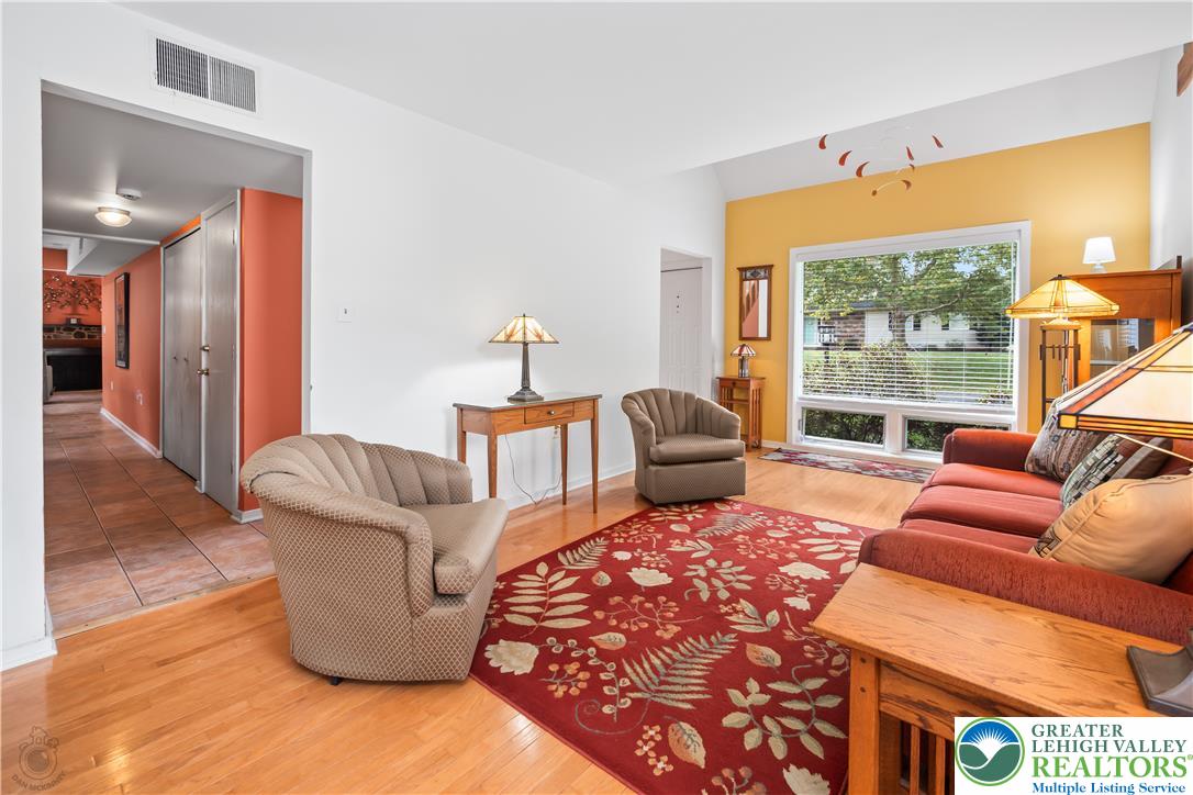 7942 Woodsbluff Run Property Photo 8