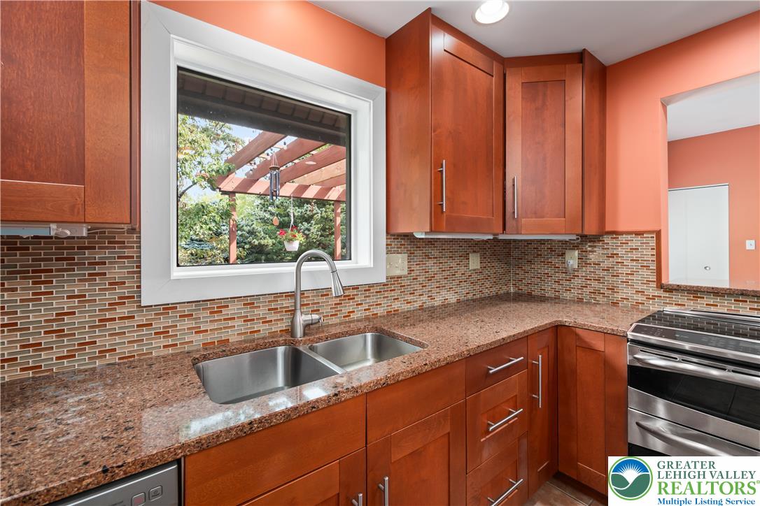 7942 Woodsbluff Run Property Photo 13