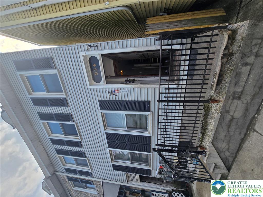 934 Ferry Street 2F Property Photo 1
