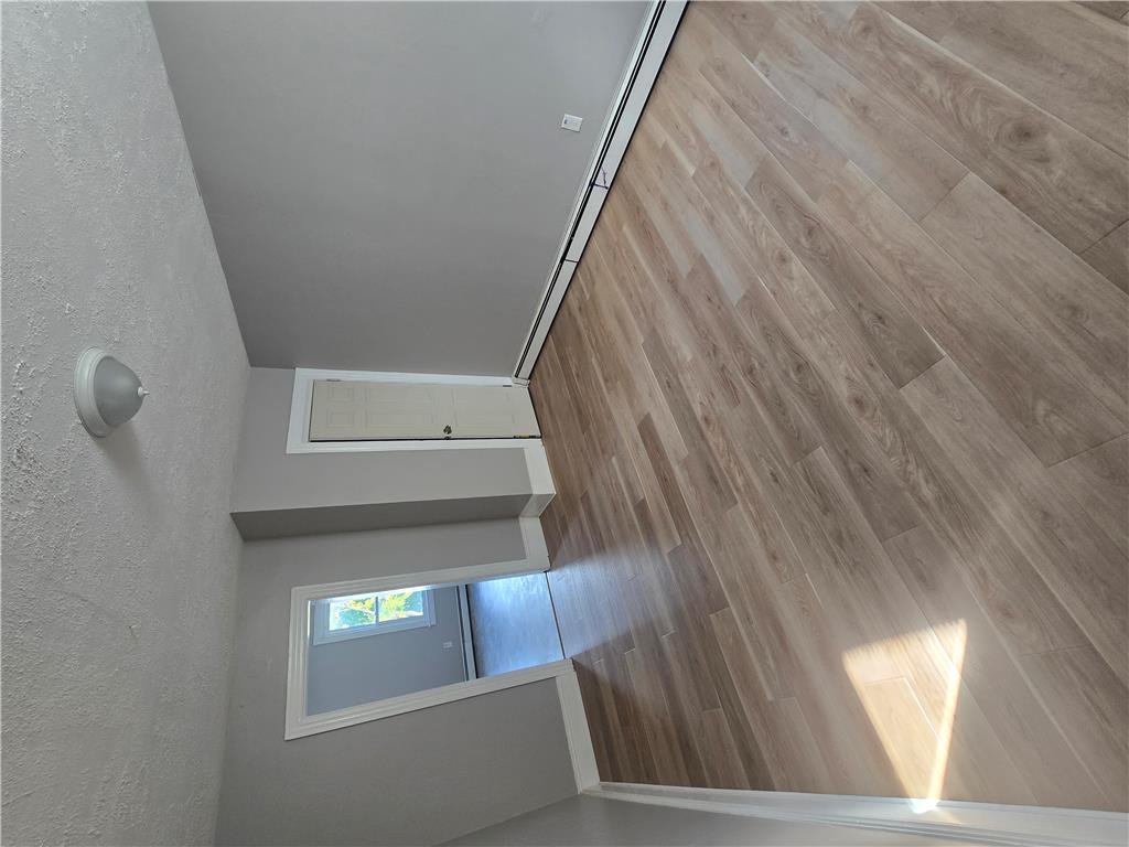 934 Ferry Street 2f Property Photo 3