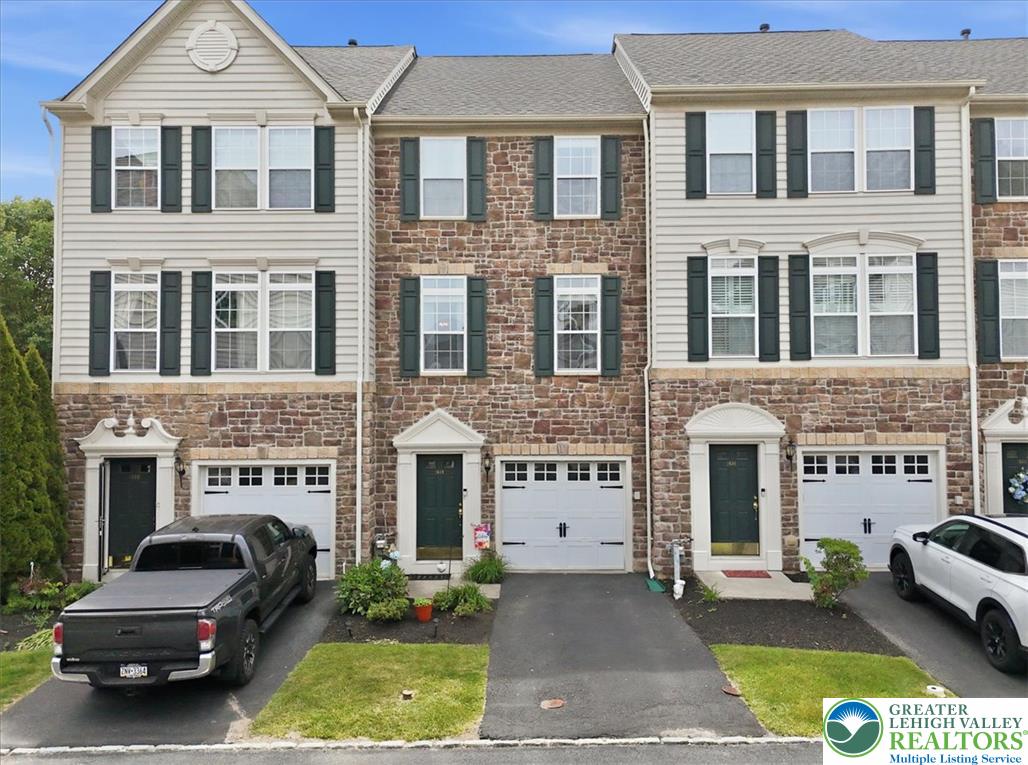 1648 Oakridge Lane Property Photo 1