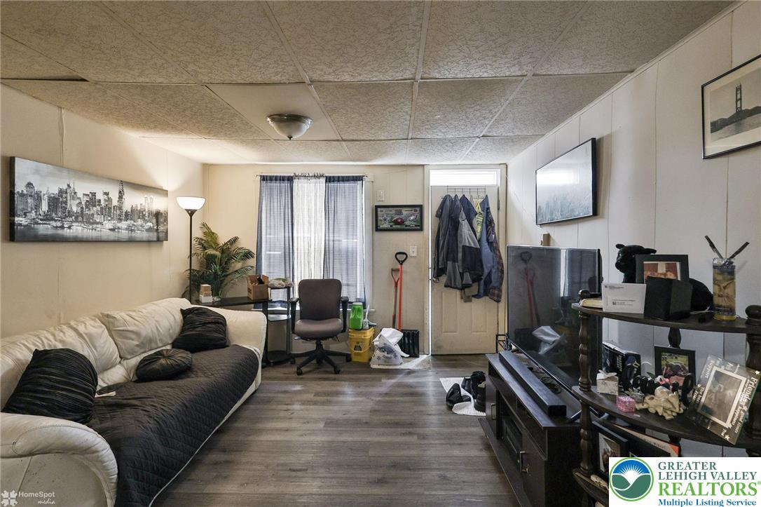 518 North New Street Property Photo 5