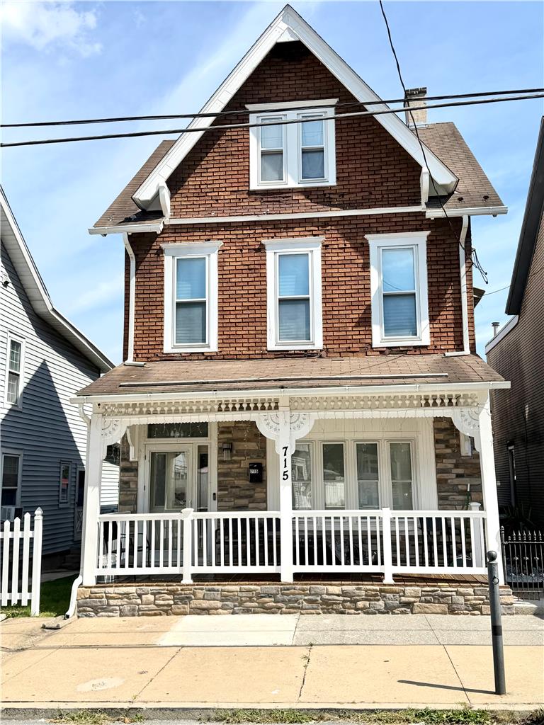 715 2nd Street Property Photo 2