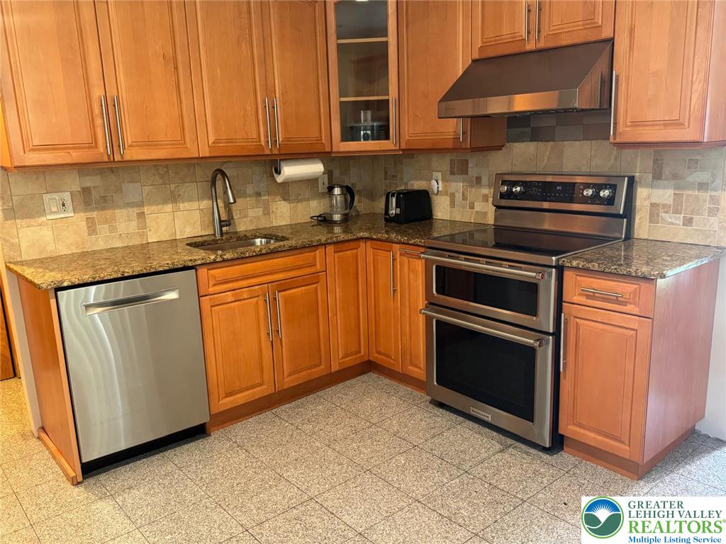 26 Center Ave Property Photo 8