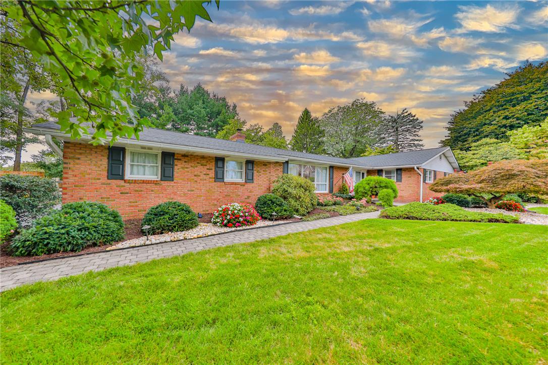 2826 Hillcrest Drive East Property Photo 4