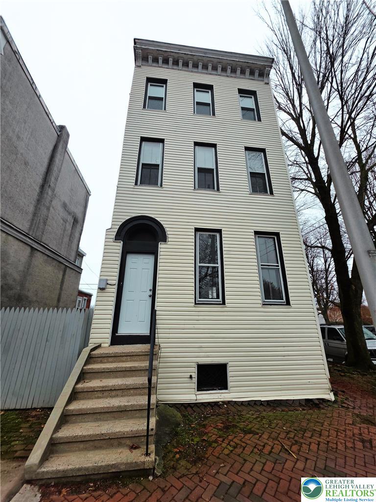 300 Pine Street Property Photo 1