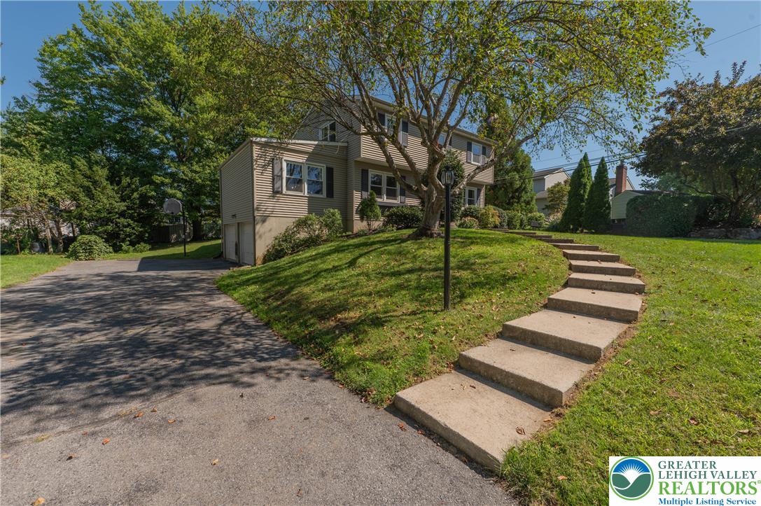 1063 Manor Drive Property Photo 2