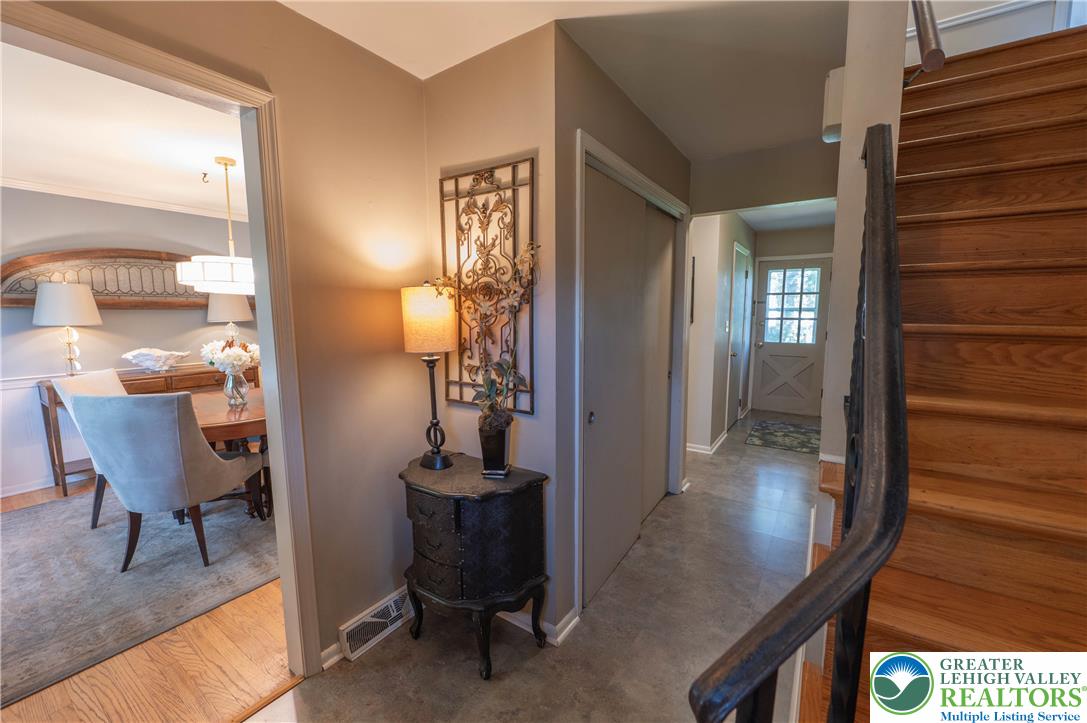 1063 Manor Drive Property Photo 3