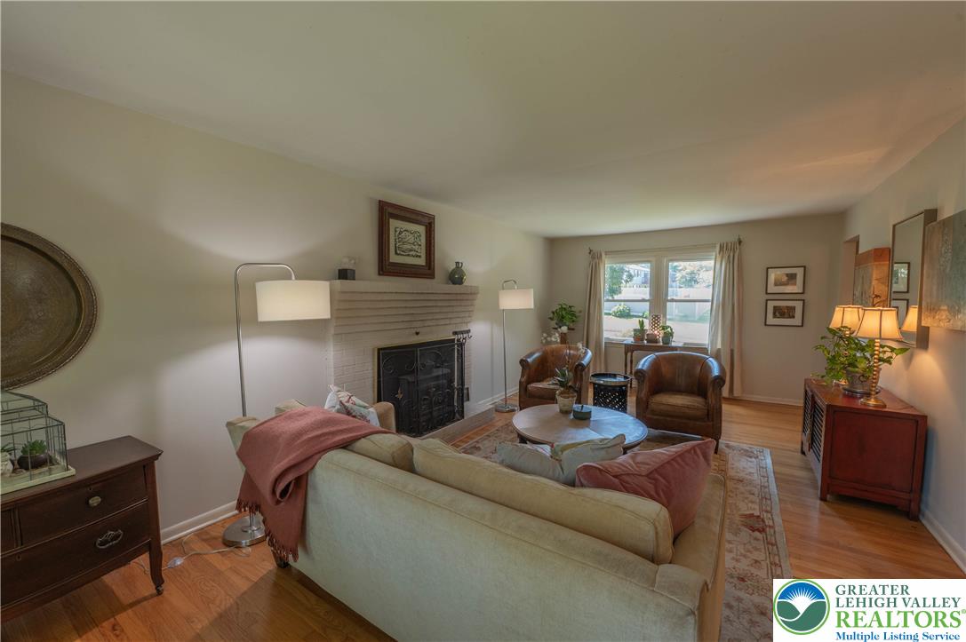 1063 Manor Drive Property Photo 6