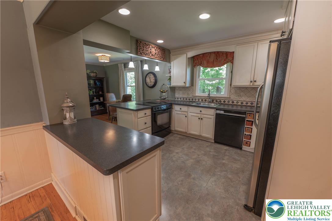 1063 Manor Drive Property Photo 7
