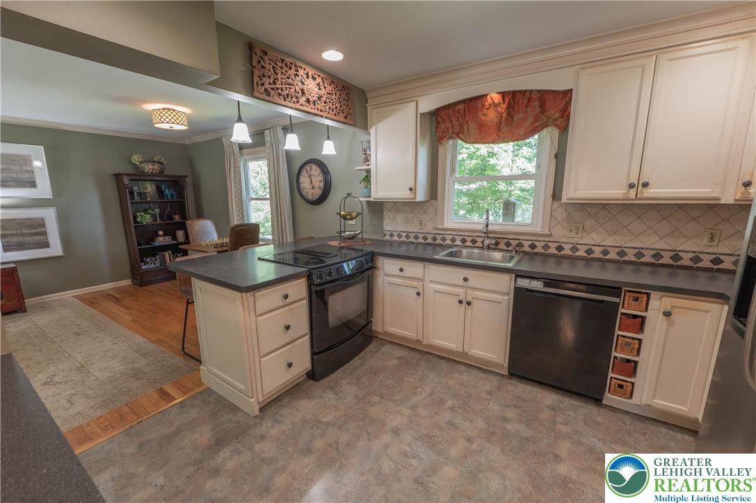 1063 Manor Drive Property Photo 8