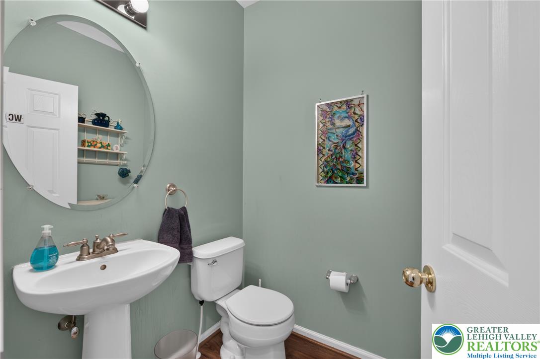 1078 King Way Property Photo 8
