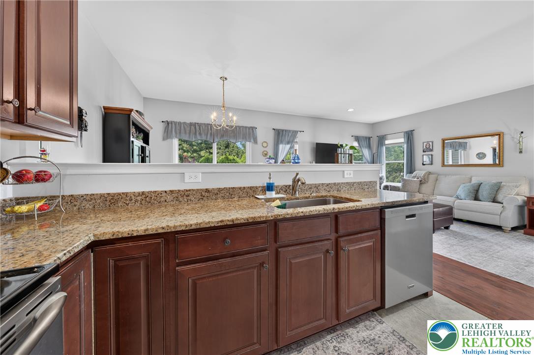 1078 King Way Property Photo 12