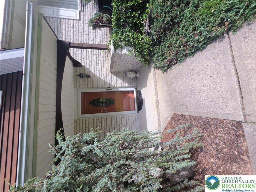 1058 Upper Nis Hollow Drive Property Photo 6