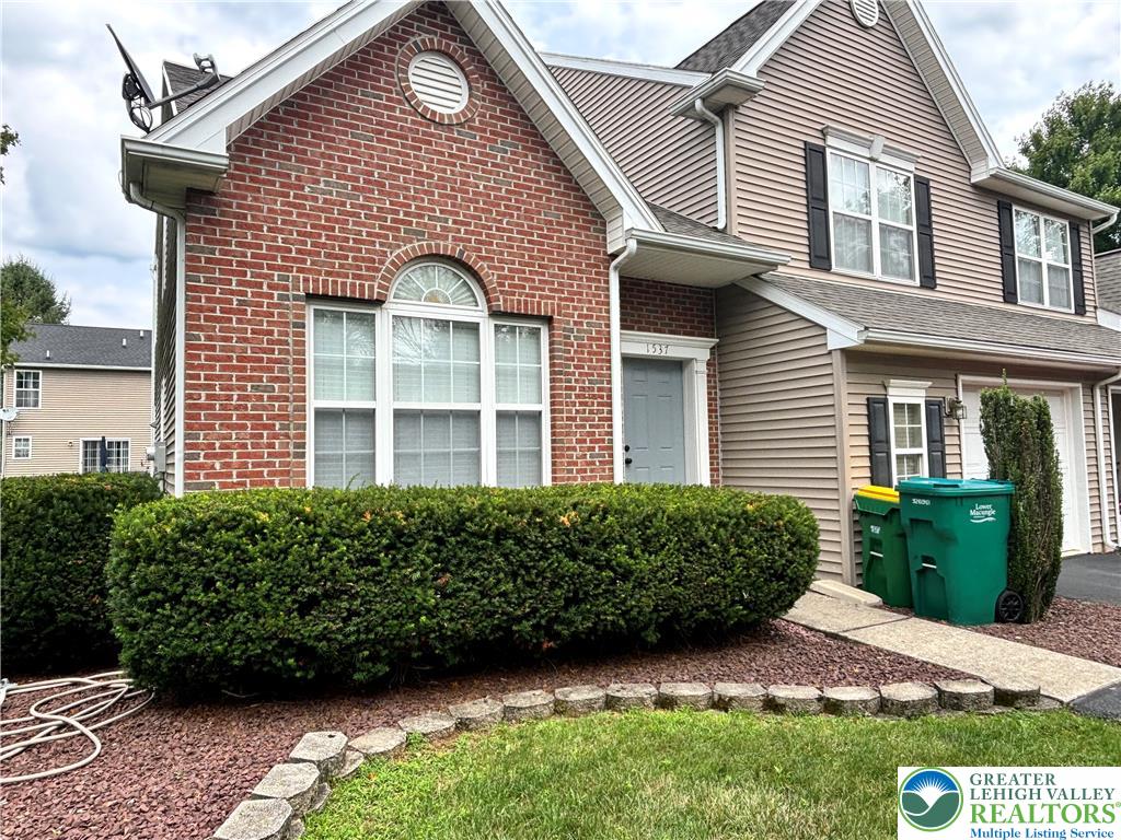 1537 Cambridge Drive Property Photo 2