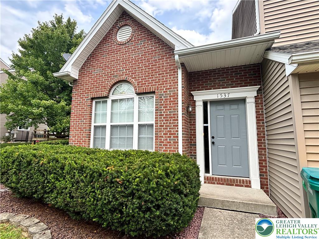 1537 Cambridge Drive Property Photo 3