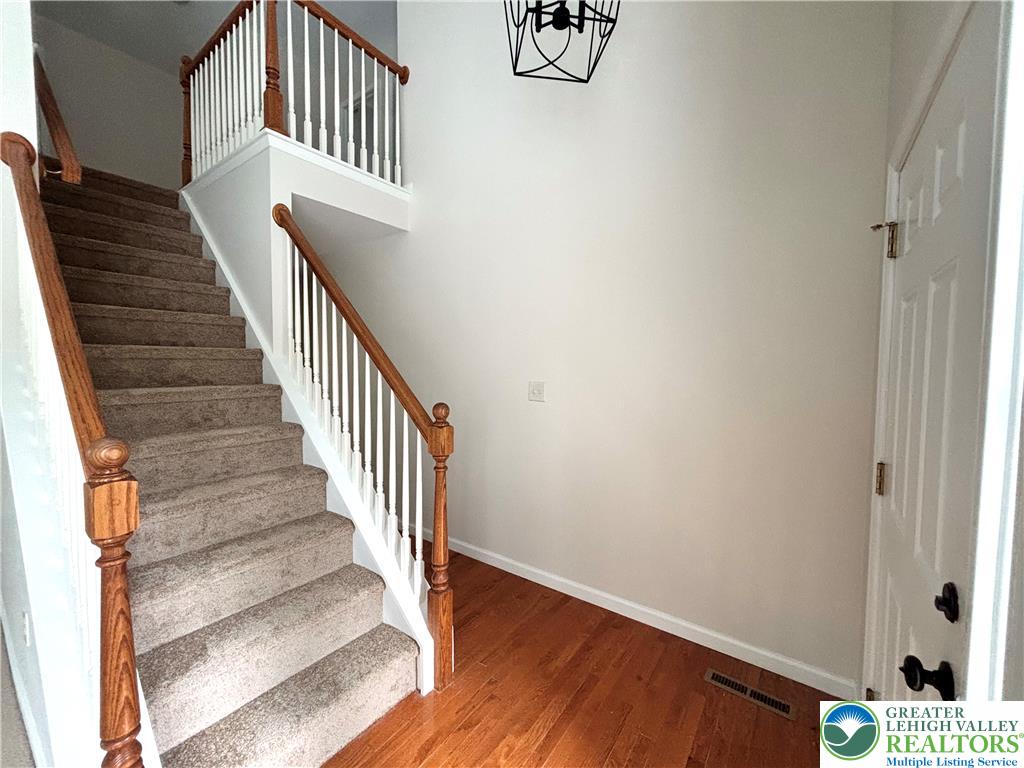 1537 Cambridge Drive Property Photo 4