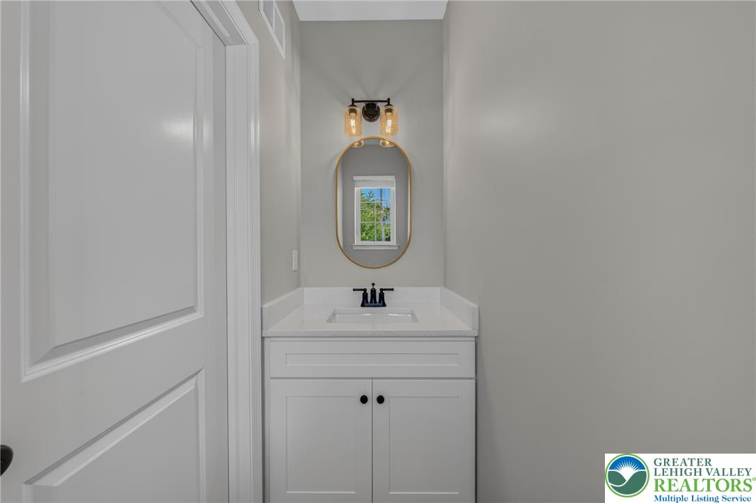 546 North Street Property Photo 8