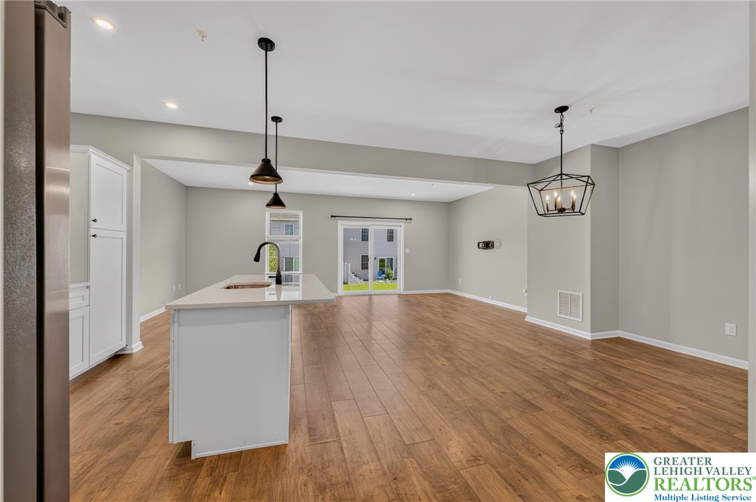 546 North Street Property Photo 9