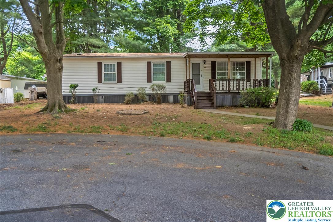 1010 Spruce Lane Property Photo 3