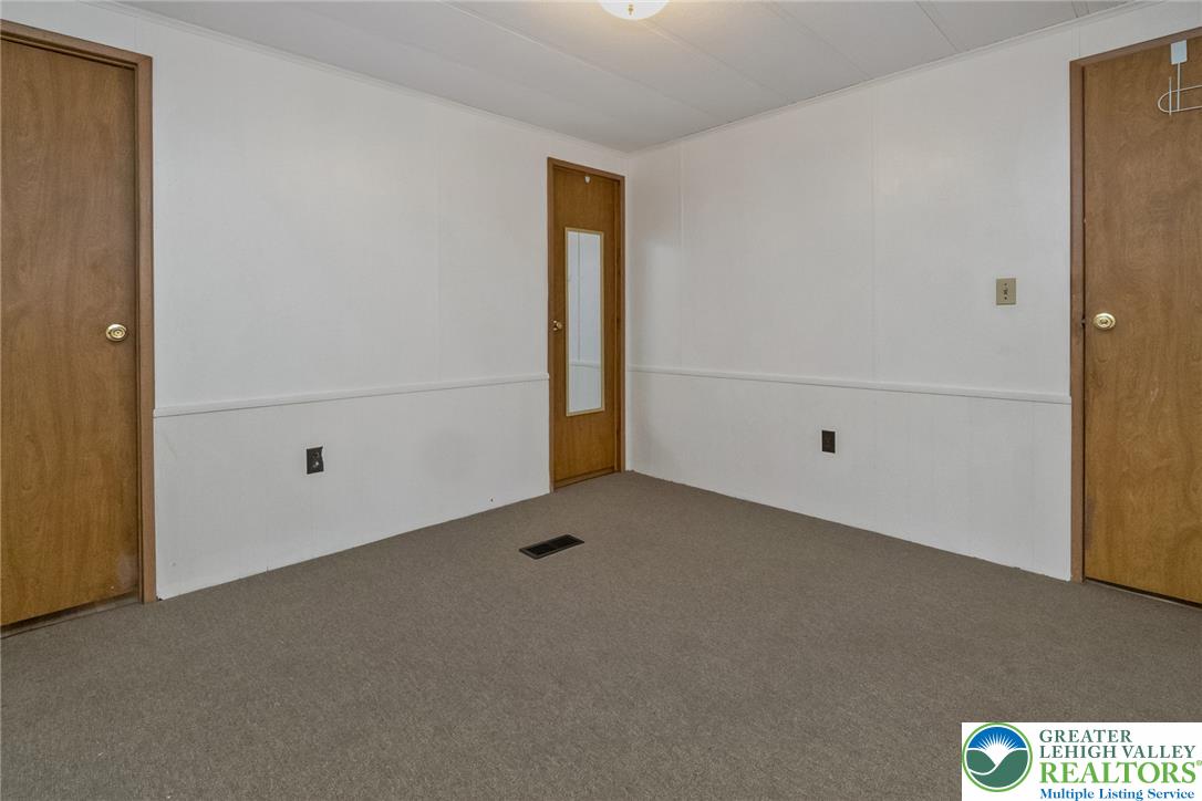 1010 Spruce Lane Property Photo 15