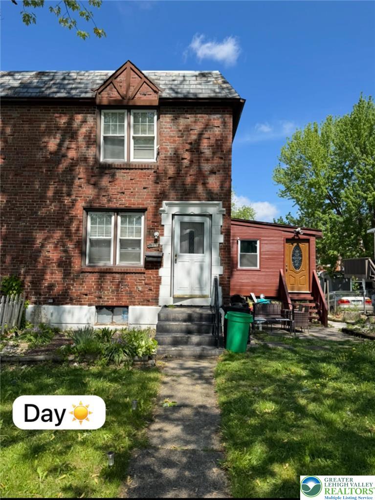 811 West Emaus Avenue Property Photo 1