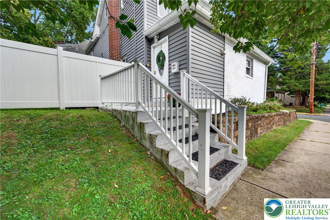 903 Seneca Street Property Photo 3