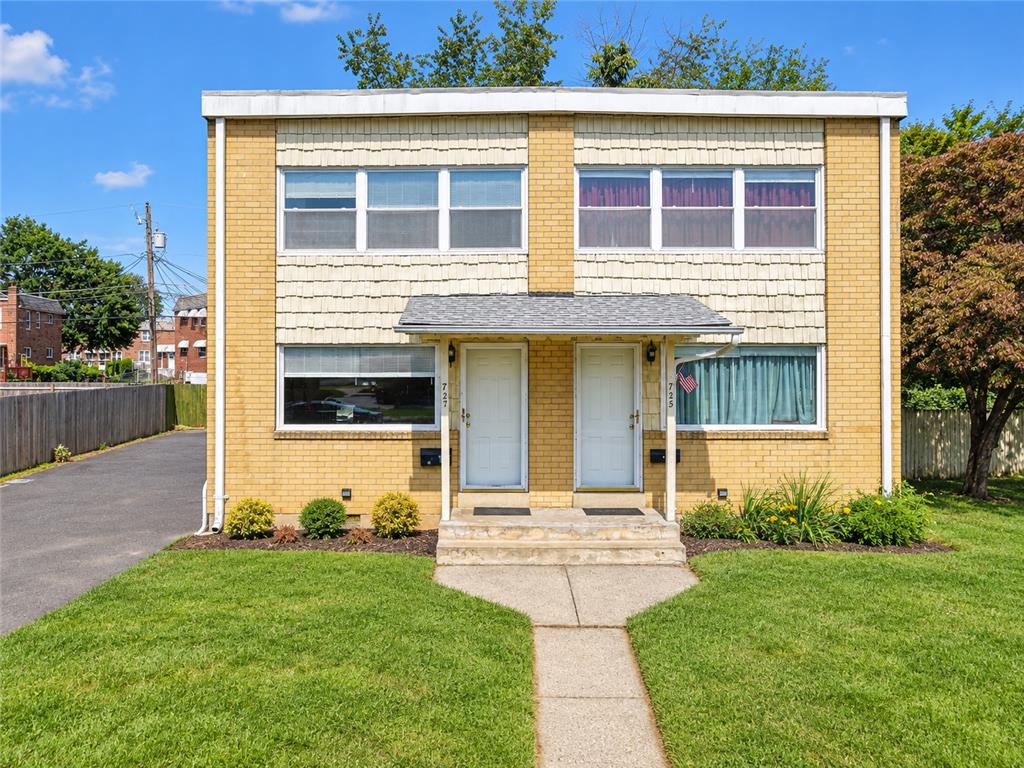 727 West Emaus Avenue Property Photo 2