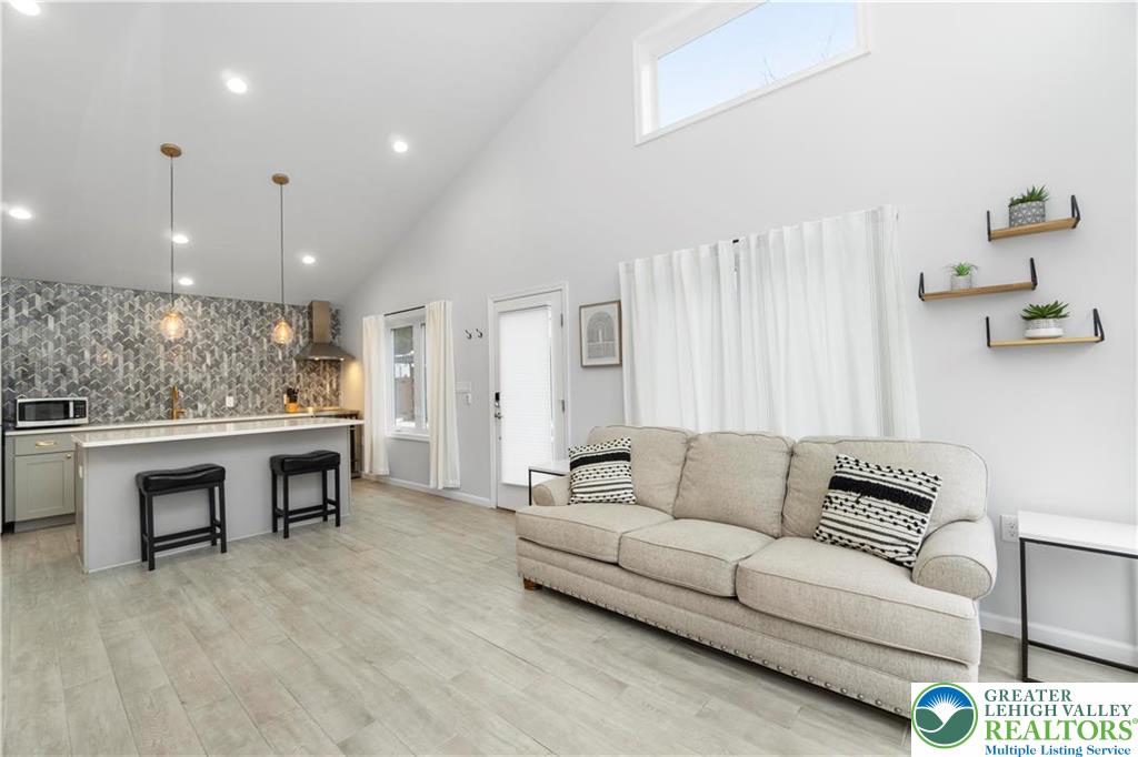 5112 Creek Road Property Photo 4