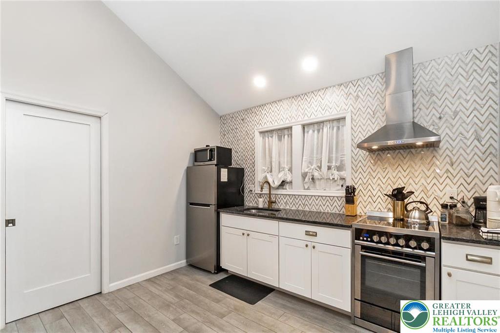 5112 Creek Road Property Photo 17