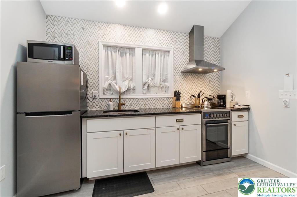 5112 Creek Road Property Photo 18