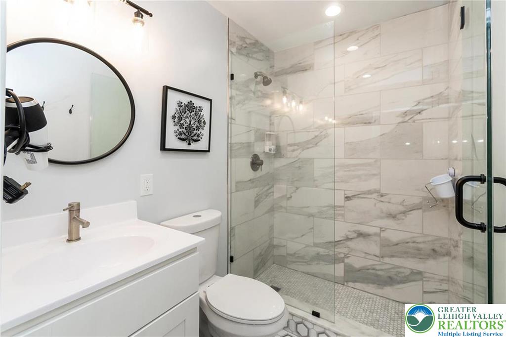 5112 Creek Road Property Photo 24