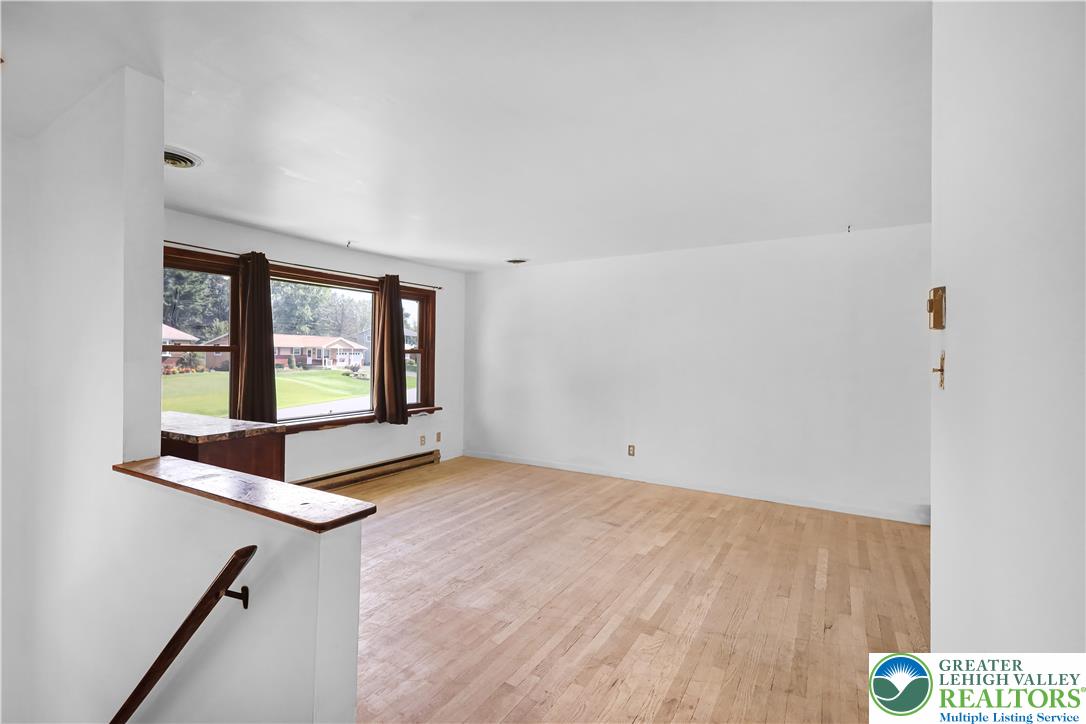467 W Locust Lane Property Photo 4
