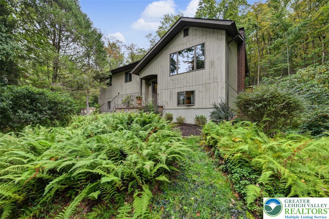 2311 Woodhaven Drive Property Photo 3