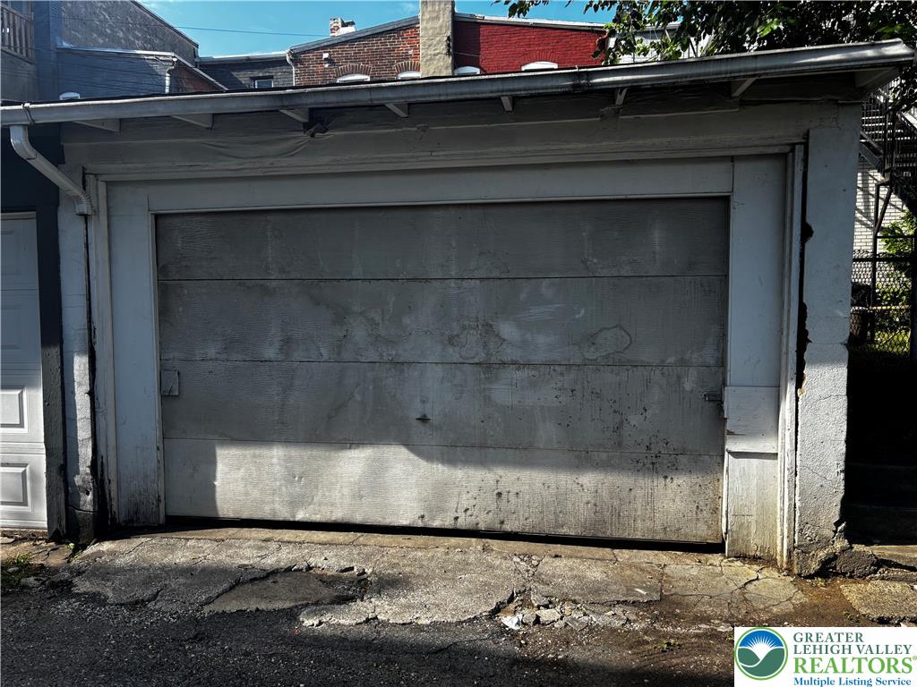 518 West Tilghman Street Garage Property Photo 1