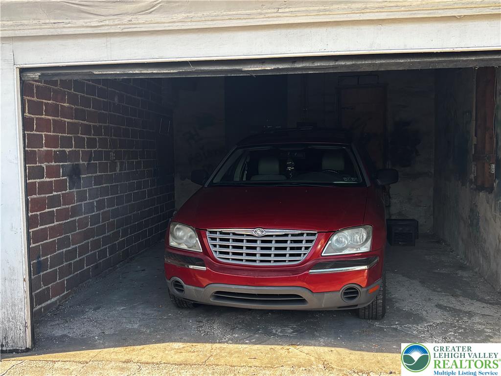 518 West Tilghman Street Garage Property Photo 2