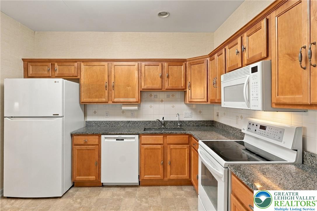 5229 Garden View Lane Property Photo 5