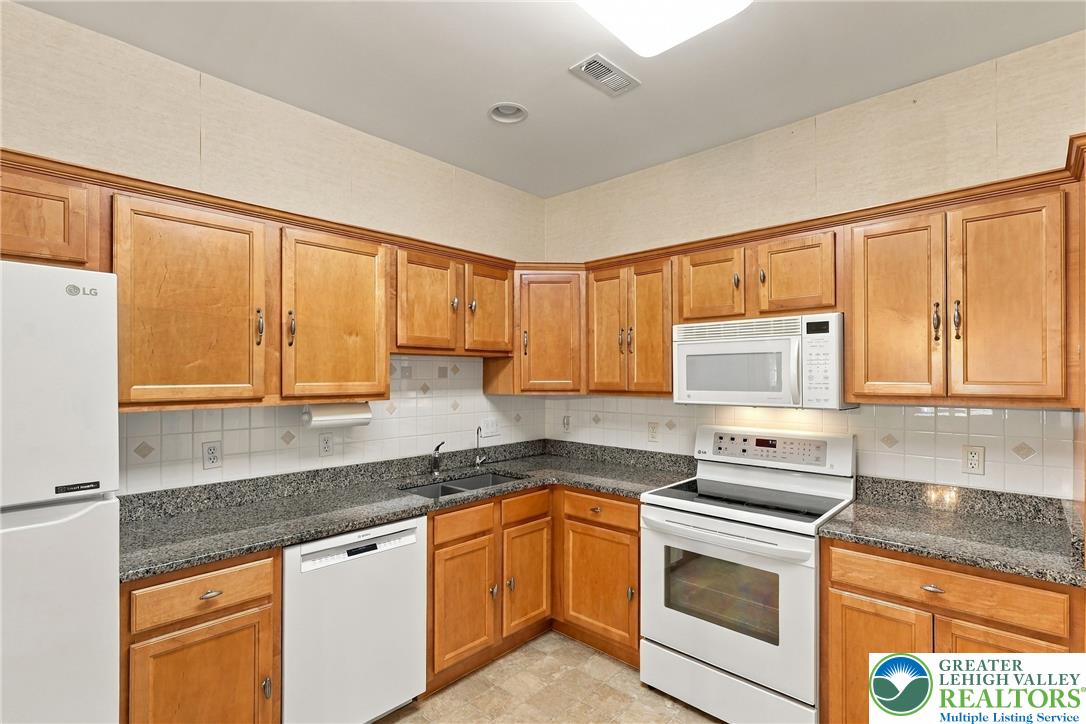5229 Garden View Lane Property Photo 6