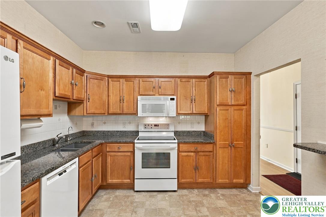 5229 Garden View Lane Property Photo 7