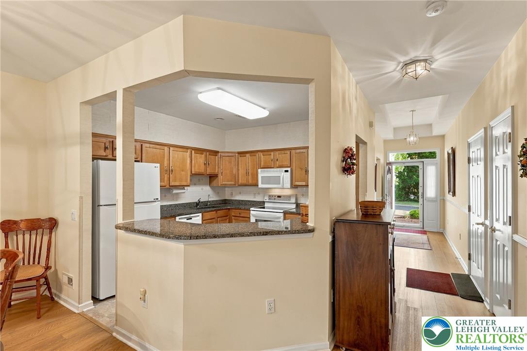 5229 Garden View Lane Property Photo 9
